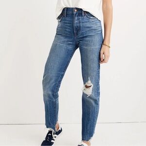 NWOT Madewell The Perfect Summer Jean: Destructed Edition
Robinson Wash 26